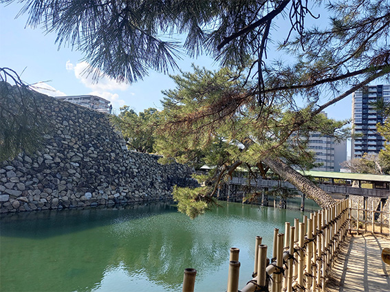 天守台と鞘橋
